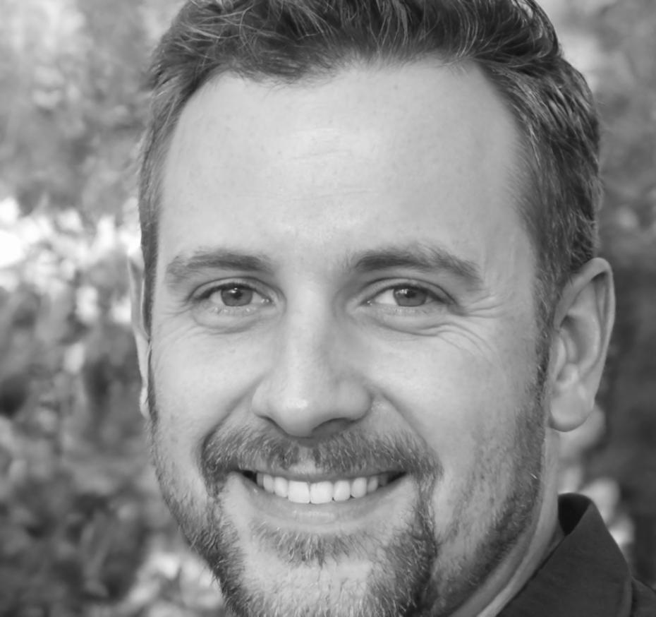 Instructor Sebastián Navarro